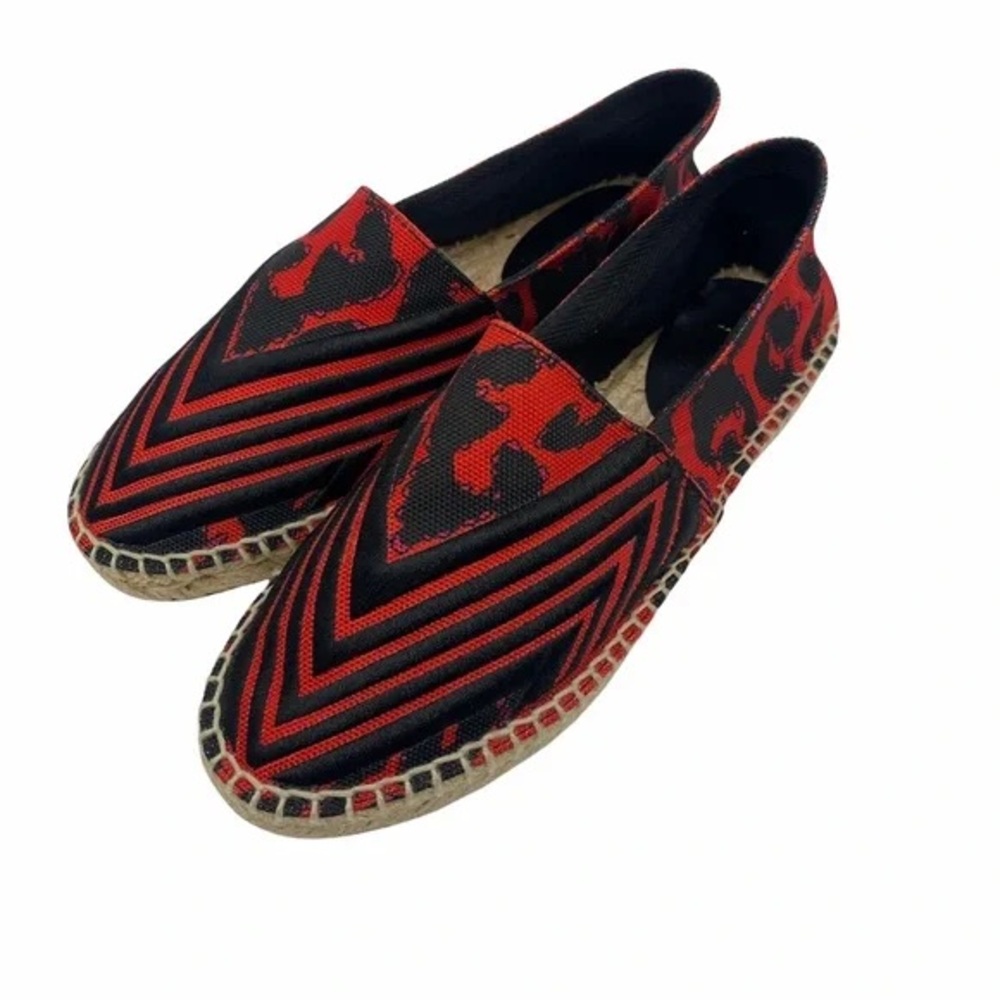 Maje Espadrilles Feline Red Black
Embroidered